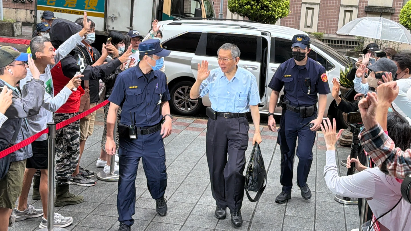 柯文哲今早到台北地院出庭,下車時對支持者揮手致意。丁牧群攝