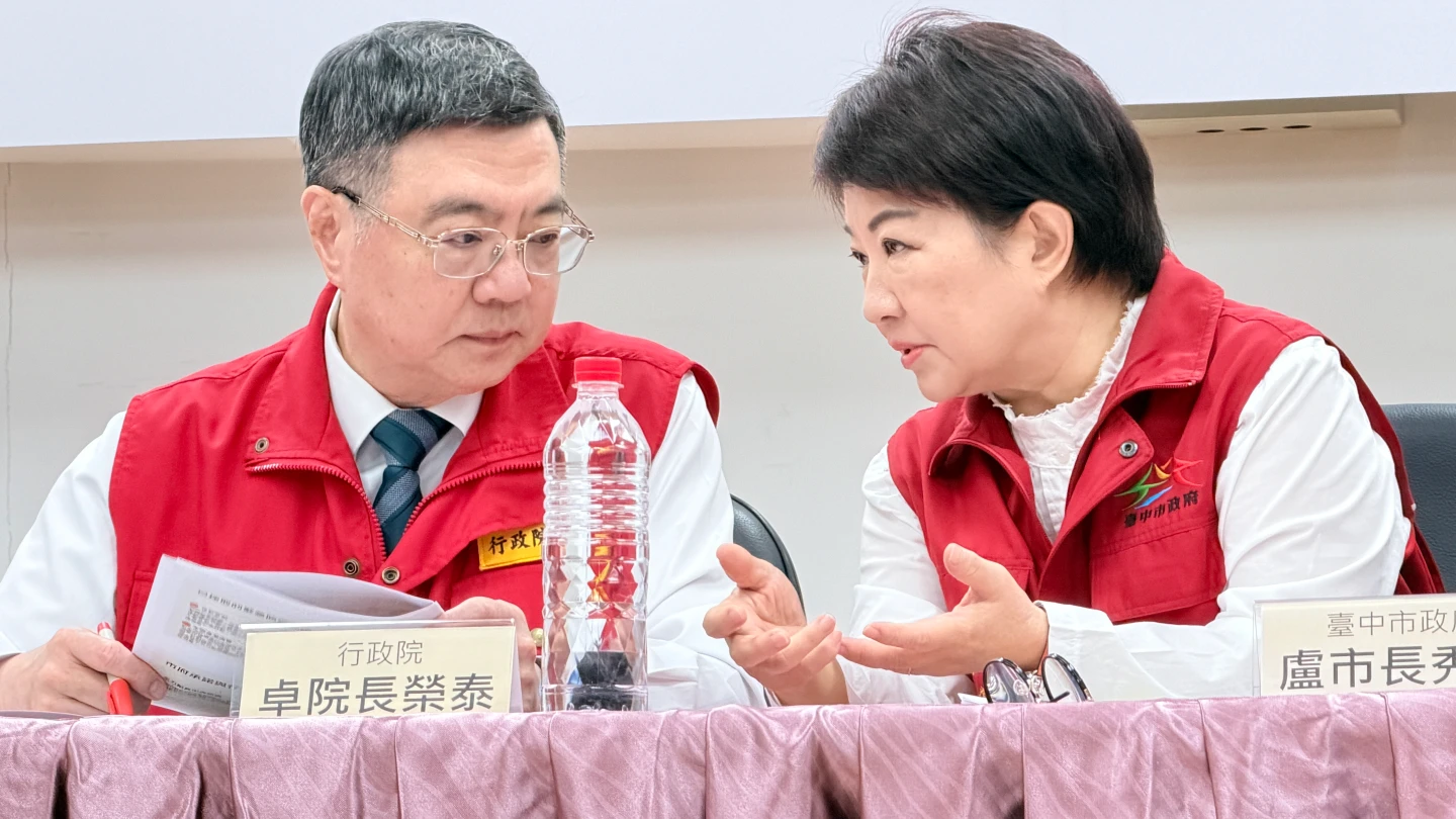 卓榮泰與盧秀燕不時交頭接耳。王煌忠攝