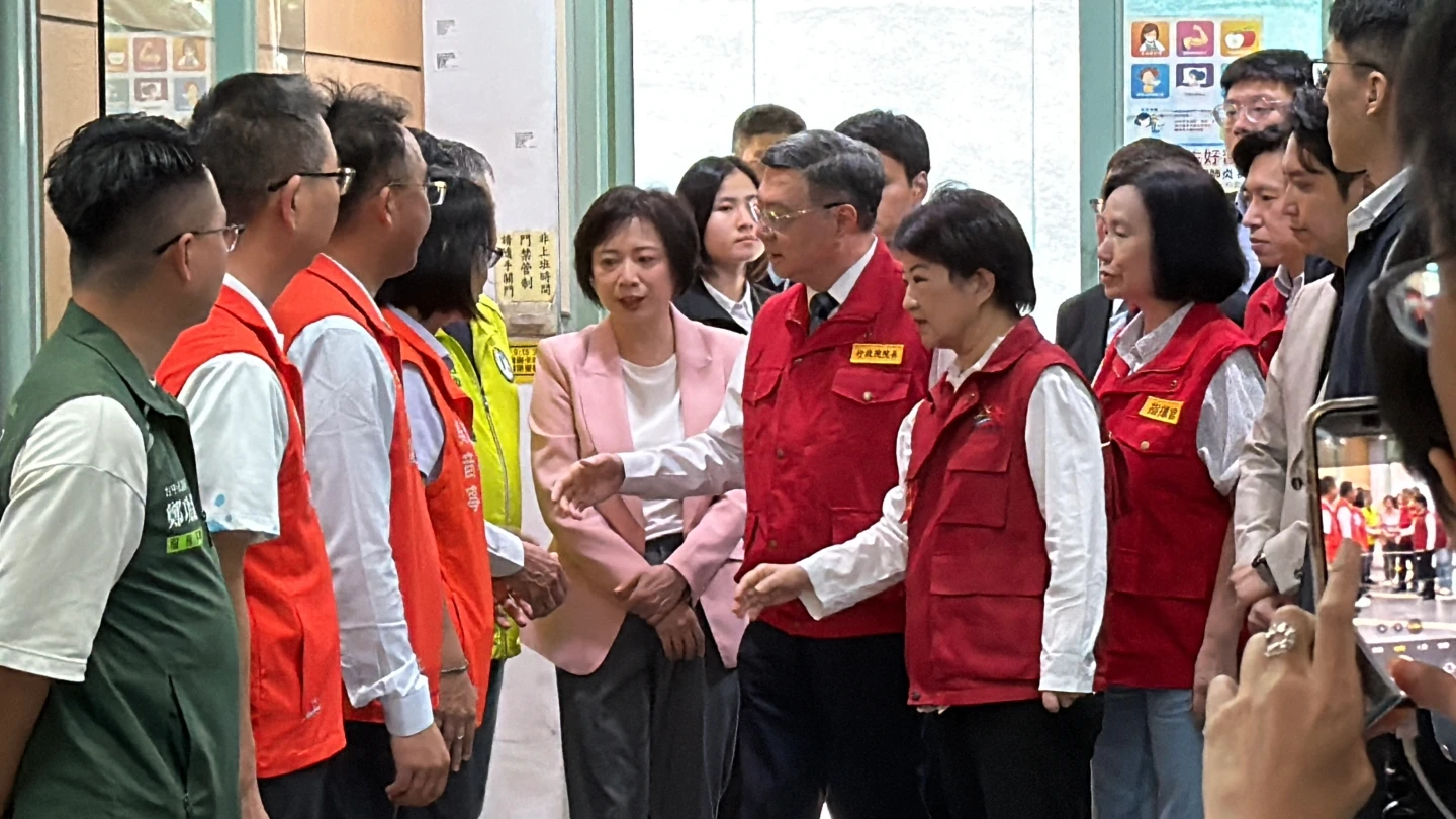 行政院長卓榮泰與台中市長盧秀燕下午視導中央緊急應變所,掌握非洲豬瘟現況。王煌忠攝