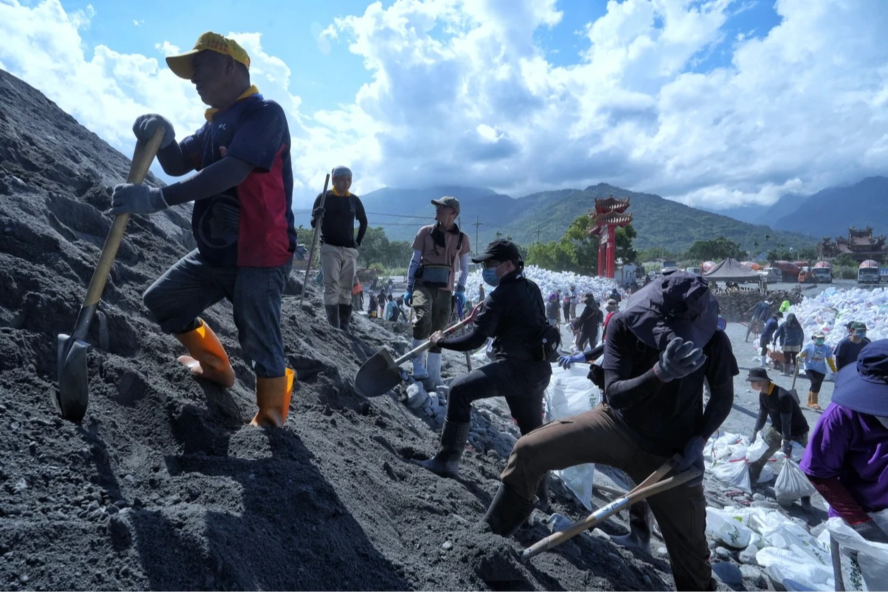 花蓮縣馬太鞍溪堰塞湖9月23日溢流釀災,10月23日屆滿一個月,「鏟子超人」累積清出42萬噸淤土。林林攝