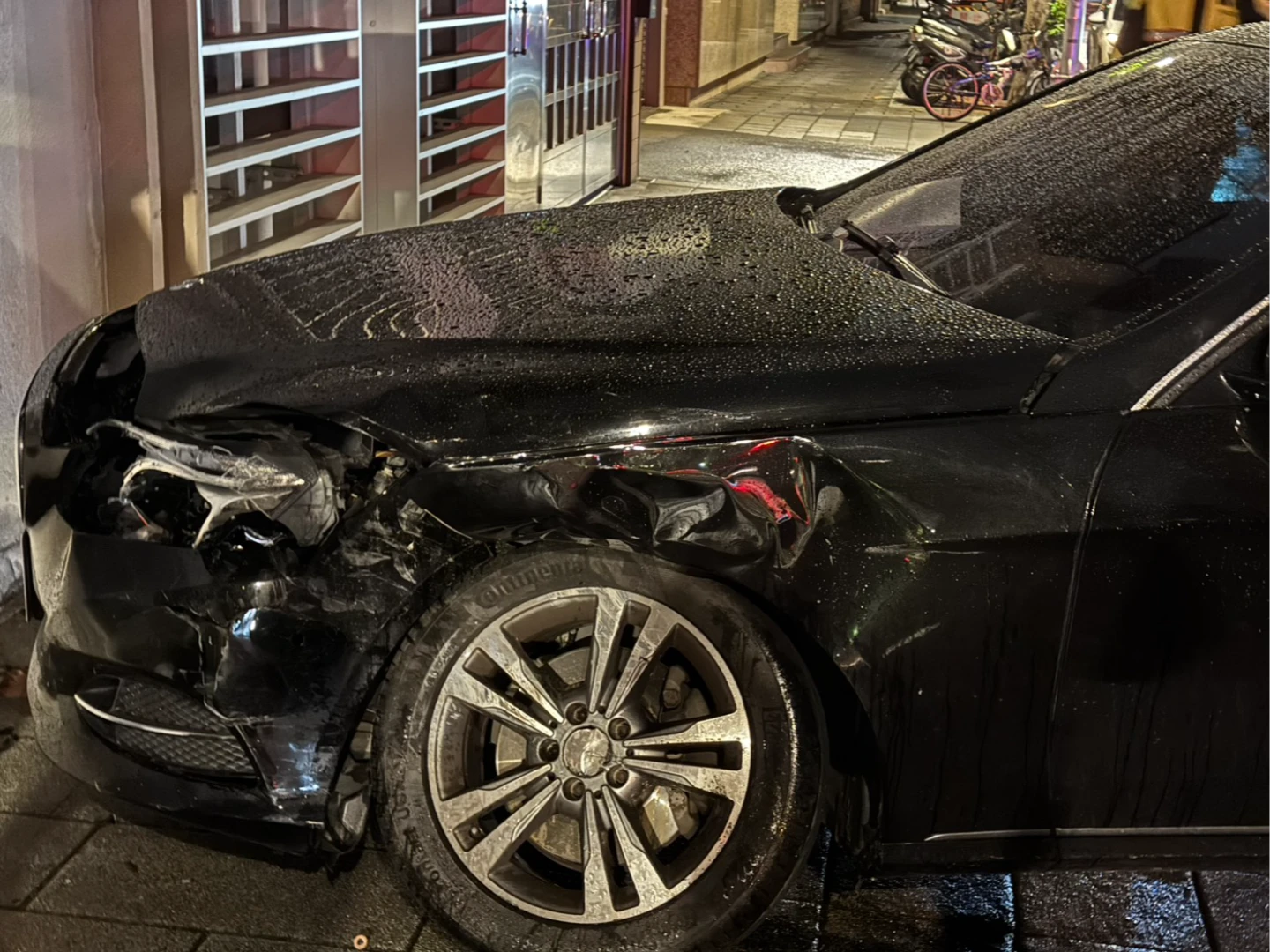 賓士車遭撞毀損。翻攝畫面