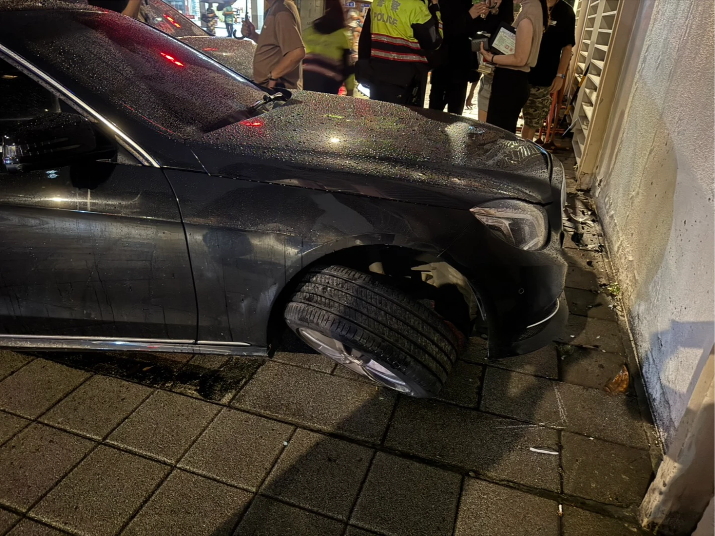 賓士車右前輪受損。翻攝畫面