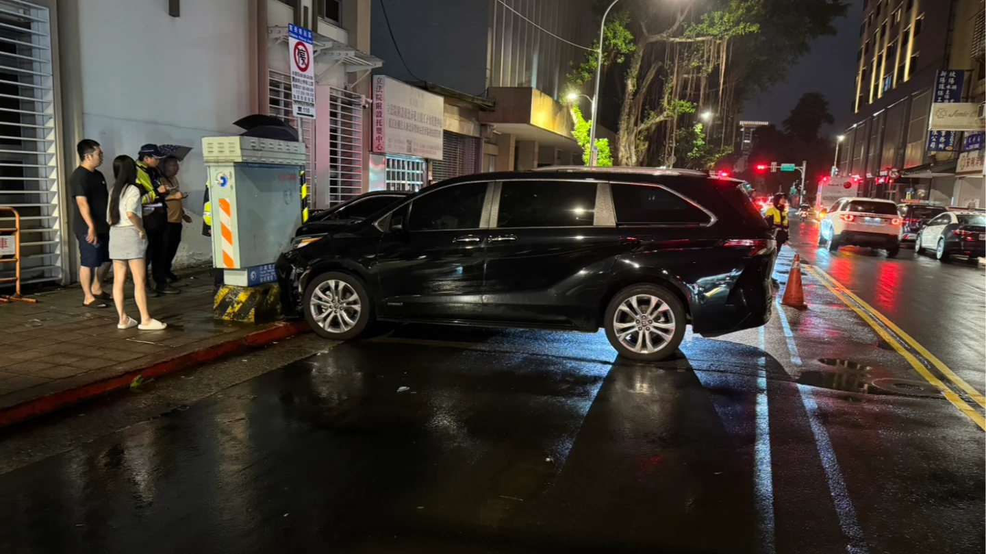 柯建銘司機今晚暴衝,撞上臨停賓士車,附近交通一度受阻。翻攝畫面