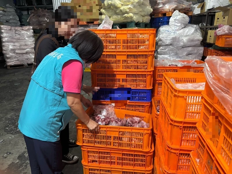 台中市某養豬場檢出非洲豬瘟陽性,該場13日有28隻豬出貨流向市面,其中1頭出貨給嘉義縣某肉品加工業者,嘉義縣衛生局稽查發現,該豬隻經分切後販售市場攤販,已全數賣出。
(嘉義縣政府提供)中央社