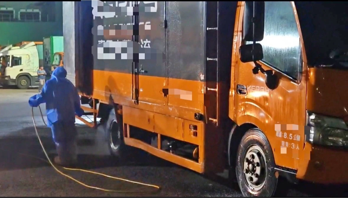 車輛周邊進行清消。衛生局提供