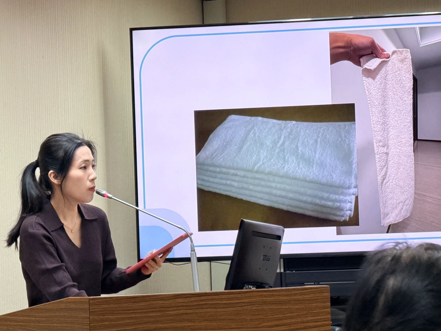 徐巧芯秀出國軍官兵提供的毛巾照片。蘇柏銓攝