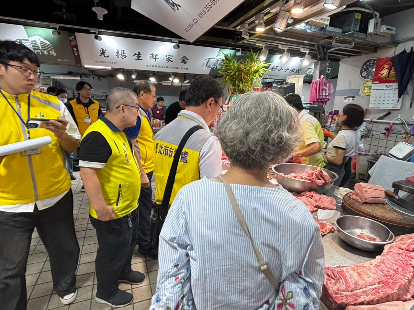 市場處稽查南門市場豬肉攤位。北市市場處提供