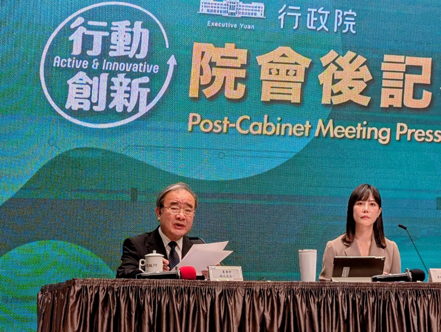 農業部次長胡忠一(左)回應媒體提問。施智齡攝
