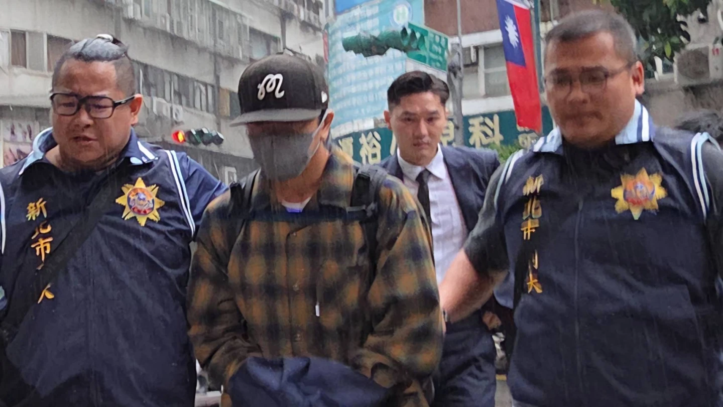 新北地檢署檢察官黏鑫(右二)因前往機場拘提坤達,意外成為焦點。資料照。曾伯愷攝