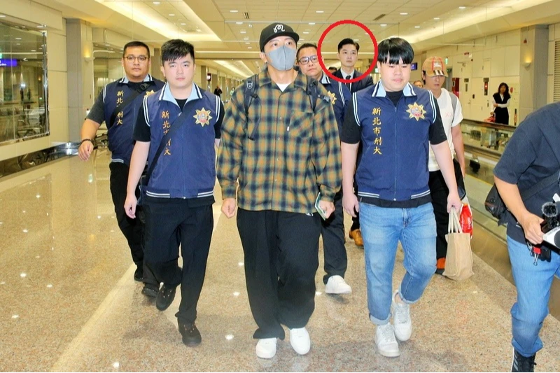 粘鑫到機場拘提坤達,帥氣外型引發網友討論,但法界有不同聲音。中央社