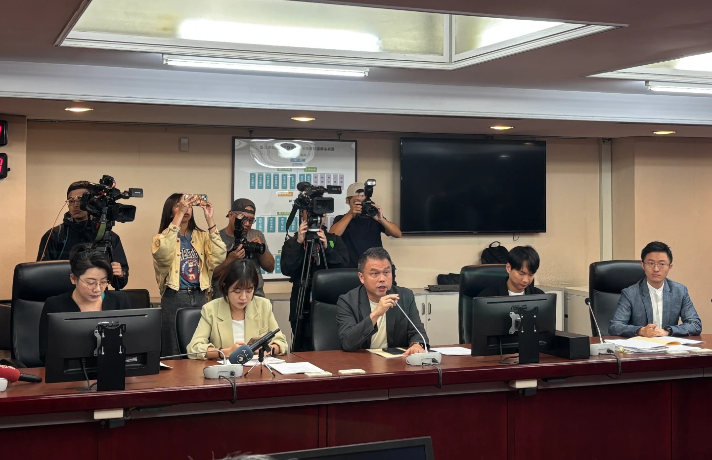 張志豪詢問雙城論壇規劃進度。許皓婷攝