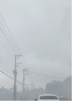 民眾提醒現場煙霧影響用路視線。取自FB @ 記憶八德