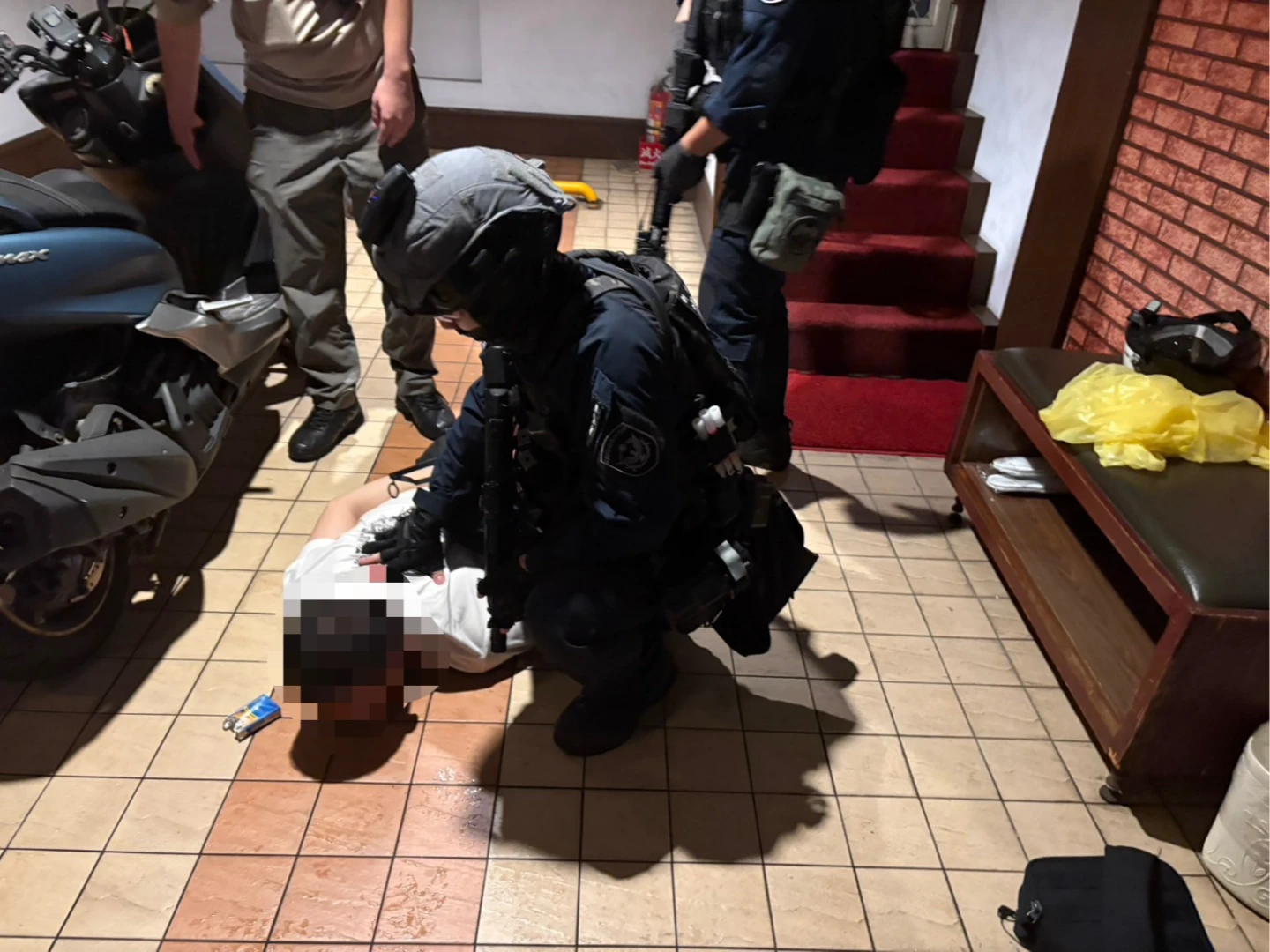 警方於摩鐵逮獲3人。翻攝畫面
