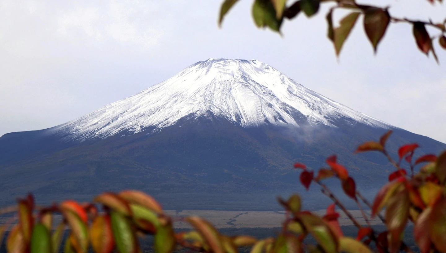 今年的富士山「初冠雪」落在10月23日,比去年早15天。法新社