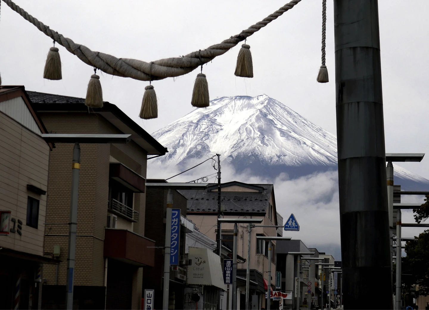 河口湖附近的富士吉田市街道,10月23日可清楚看到富士山初冠雪。法新社