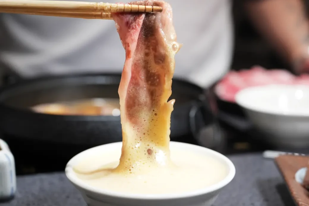 「牛喜」最大特色就是店家自創的生蛋液「蛋液泡泡」,用來搭配肉品享用。陳卓邦攝
