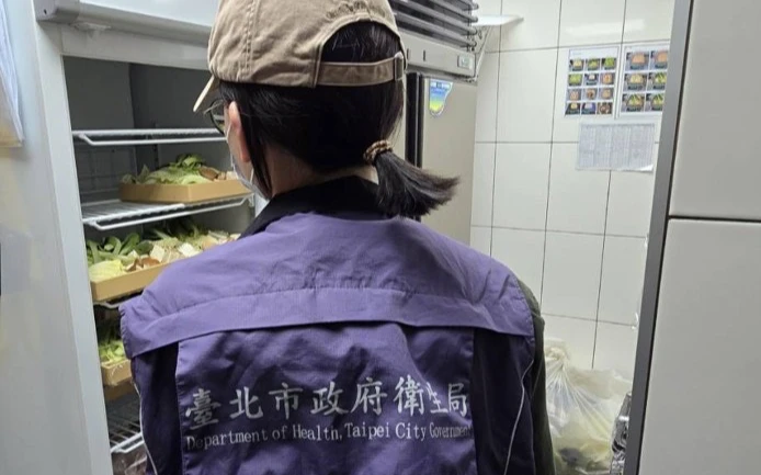 北市衛生局稽查發現牛喜壽喜燒店內冰箱食材未加蓋。衛生局提供