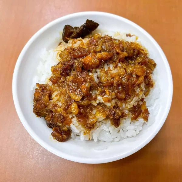 米其林官網介紹,特別點名「黃記魯肉飯」的招牌滷肉飯很受歡迎。取自米其林官網