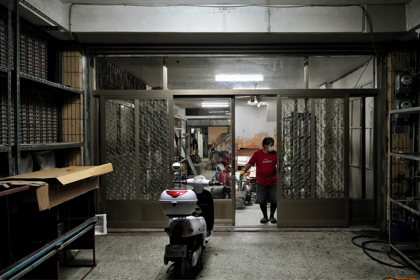 即便天色漸暗,仍有許多居民像童大哥一家一樣,默默地收拾著自己的家園。林林攝