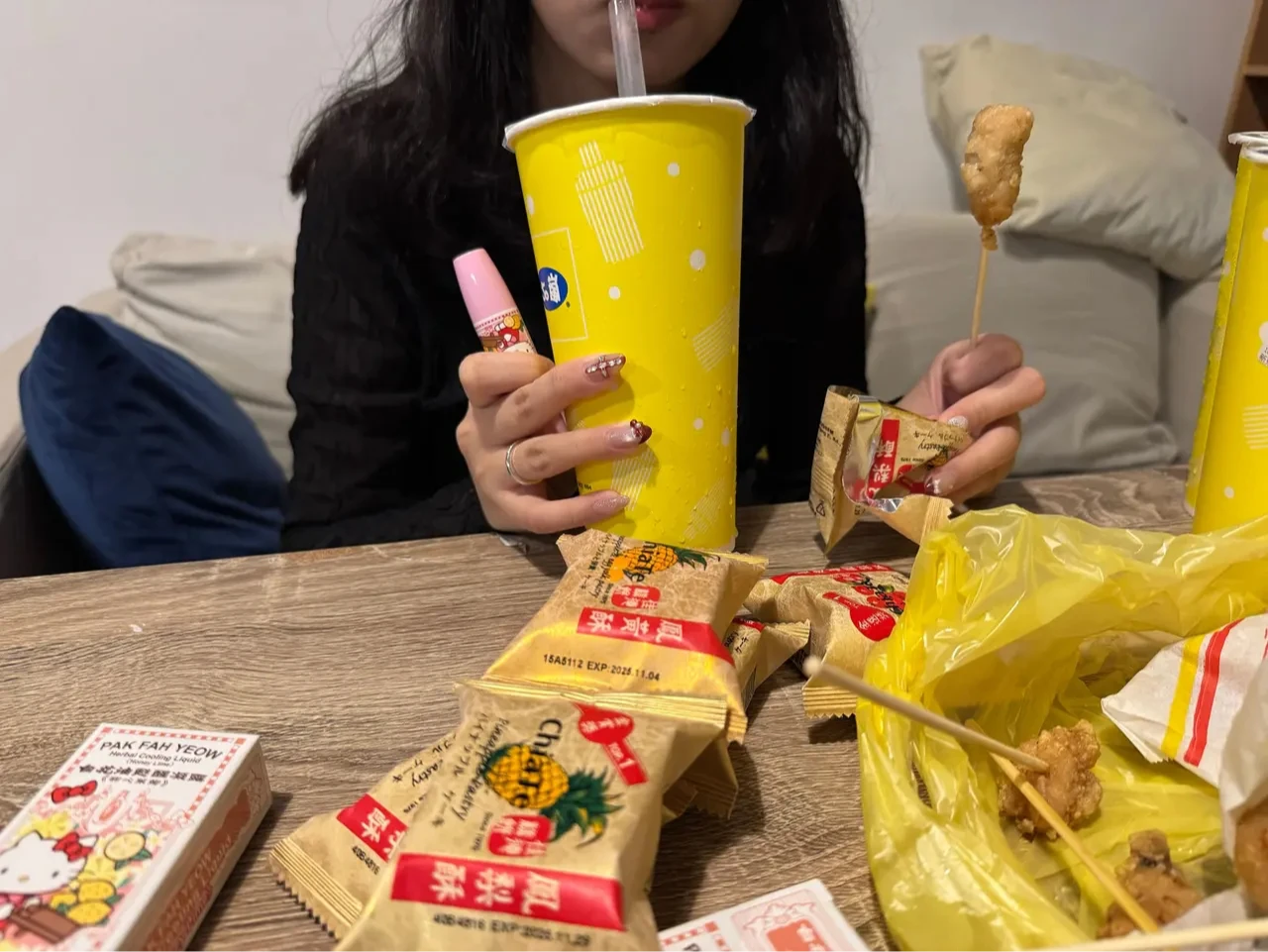 有網友買鹹酥雞、鳳梨酥、50嵐、白花油,要好好「回味」BLACKPINK。取自Dcard