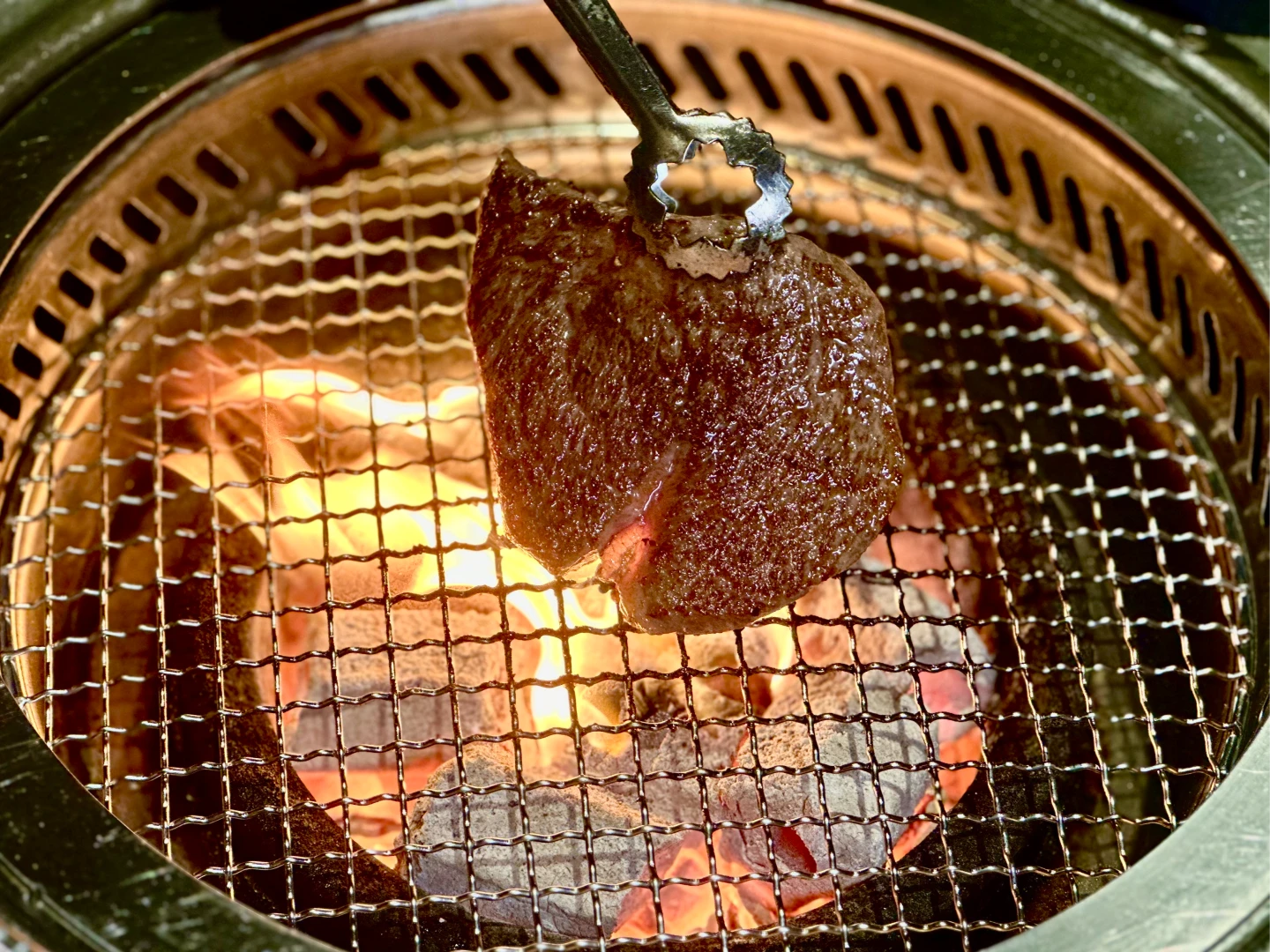 「上吉燒肉」主打頂級燒肉與專人桌邊代烤服務。劉沛妘攝
