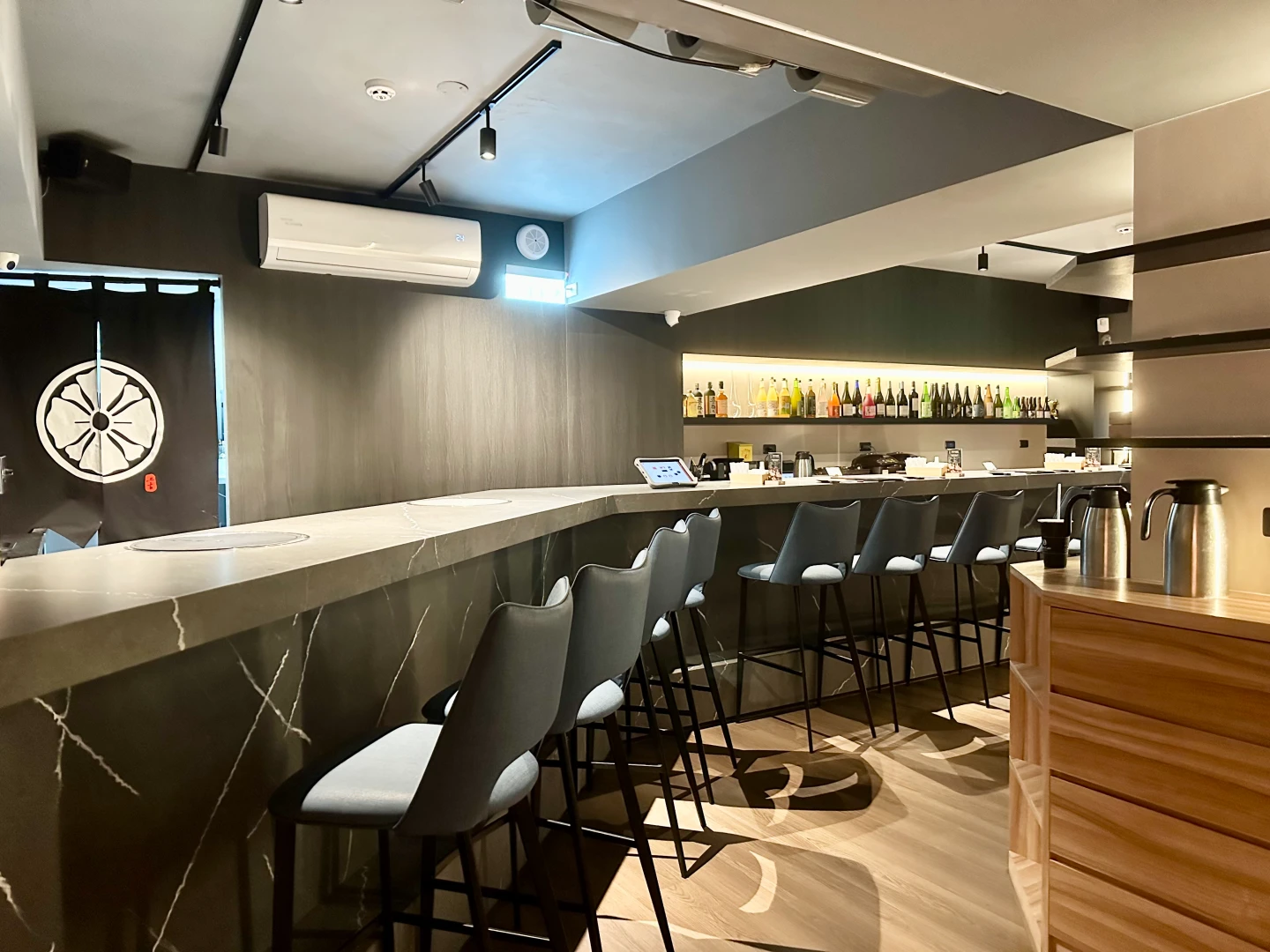 「上吉弐」空間比一店寬敞,除了吧台、沙發座位區,也設有包廂。劉沛妘攝