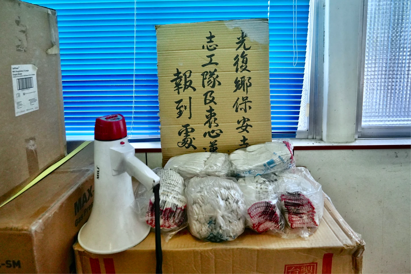 詹前洲後期到保安寺的志工教室幫忙,發放物資和便當。林林攝