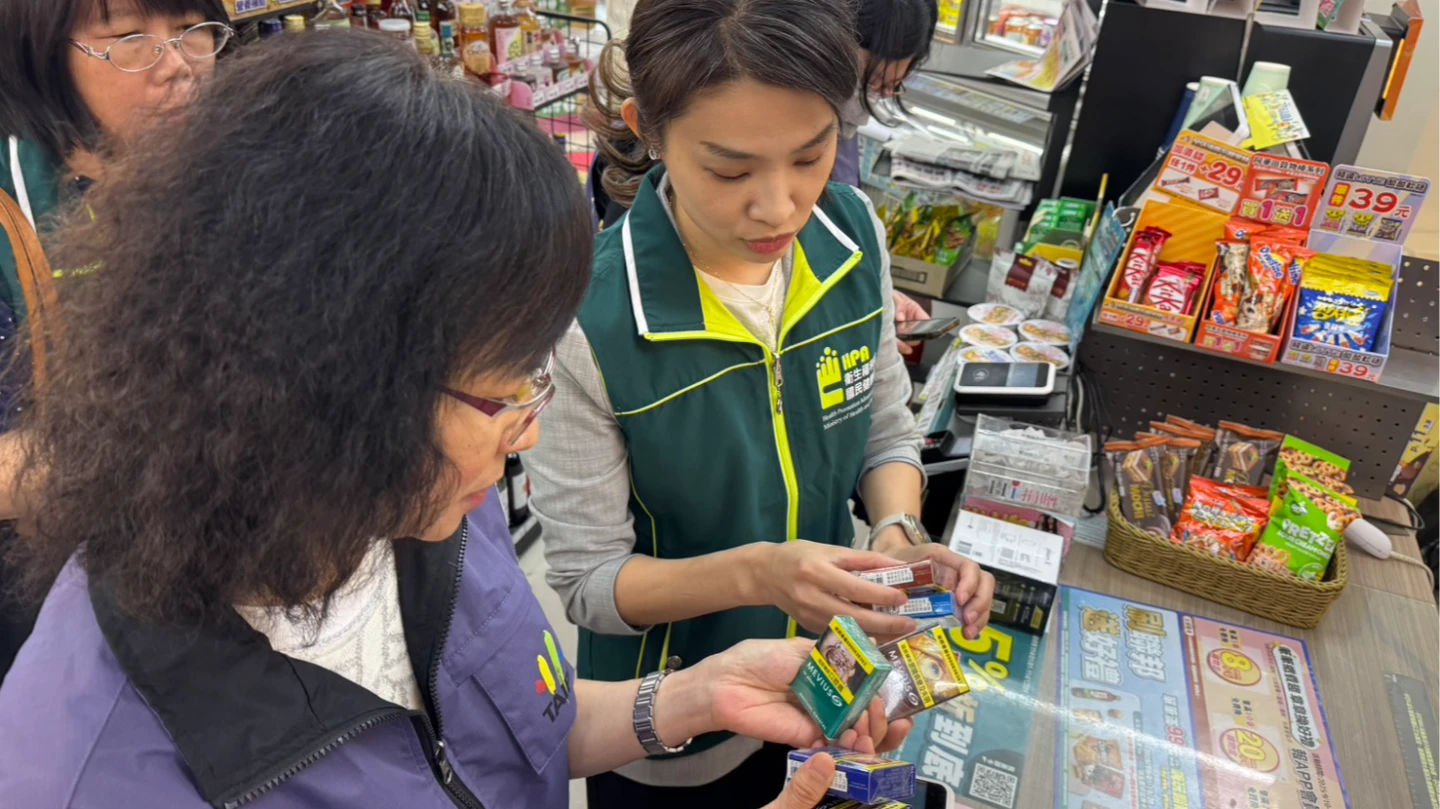 國健署長沈靜芬與北市衛生局副局長李碧慧突襲稽查四家超商是否合法販售加熱菸。國健署提供