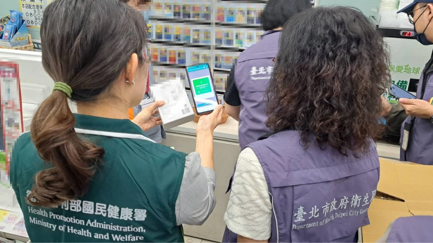 第二家業者的合法加熱菸6品項及1項加熱器正式上架,國健署和衛生局聯合稽查。國健署提供