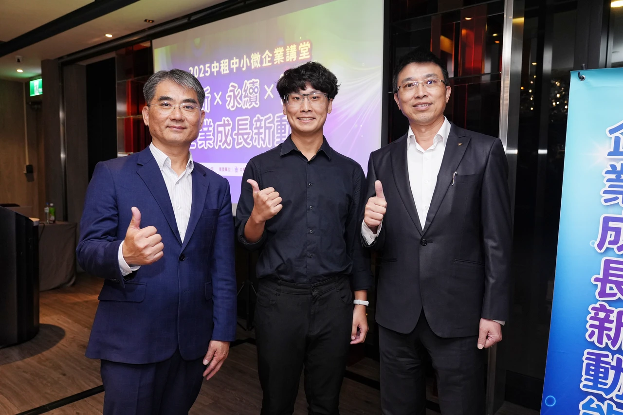 中租講堂探討生成式AI的優勢、趨勢與策略分析。左起中租保險經紀人副總蔡宏智、AI . FREE Team共同創辦人鄭中嘉、中租迪和協理羅志煌。葉志明攝