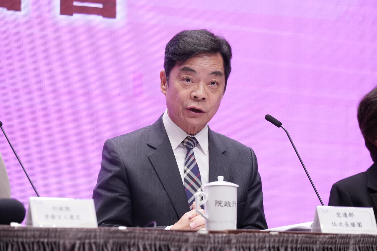 交通部次長伍勝園表示,花蓮光復鄉郵局週末將加班,提供鄉民領取普發1萬元。陳卓邦攝