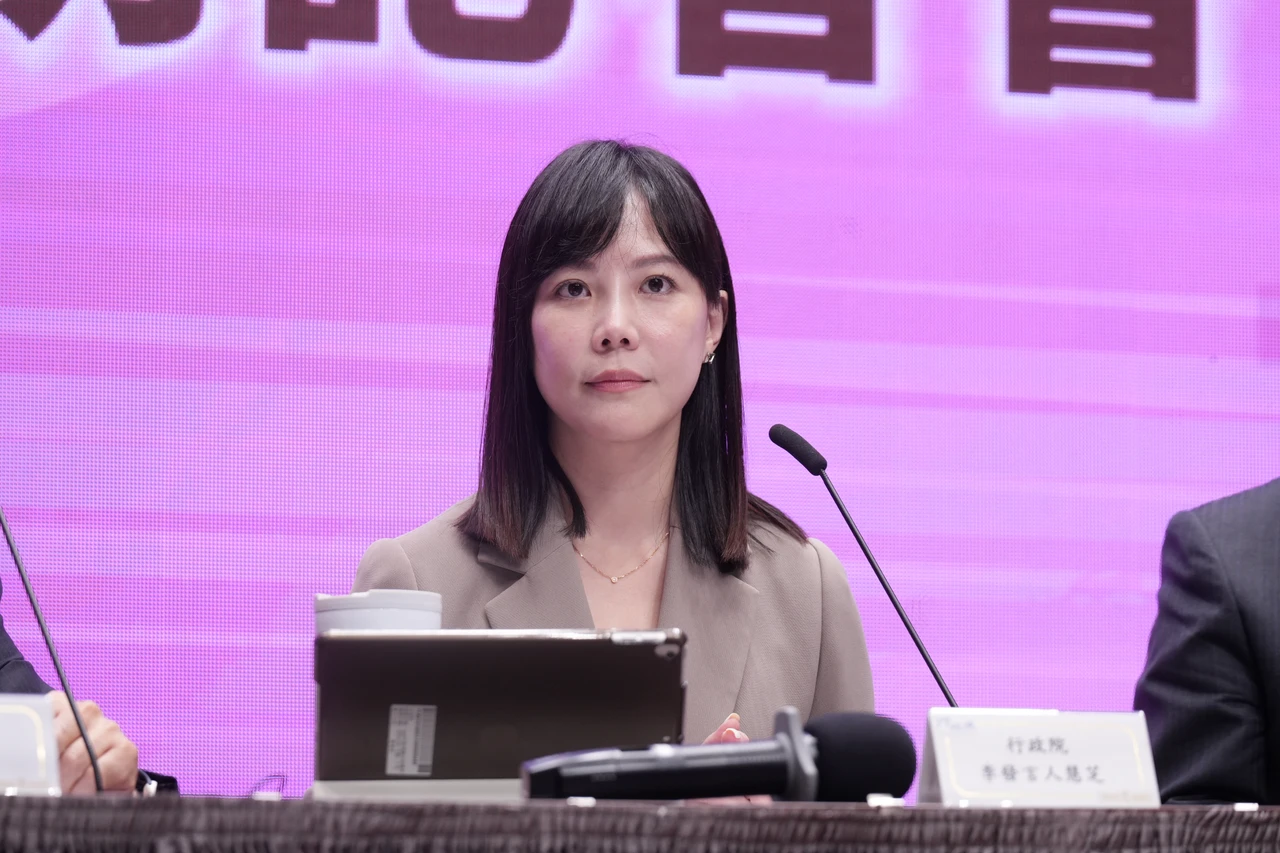 李慧芝主持普發一萬說明記者會。陳卓邦攝