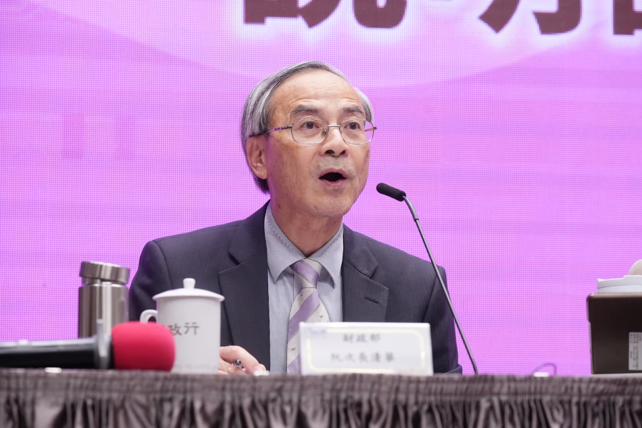 財政部次長阮清華在行政院記者會說明普發1萬。陳卓邦攝