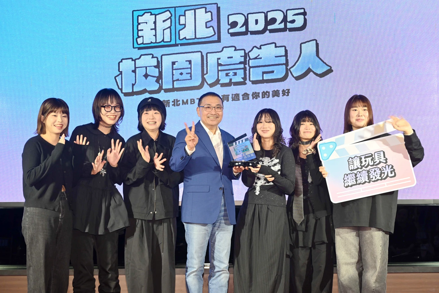新北市長侯友宜今天下午出席2025新北校園廣告人頒獎典禮。新北市政府提供