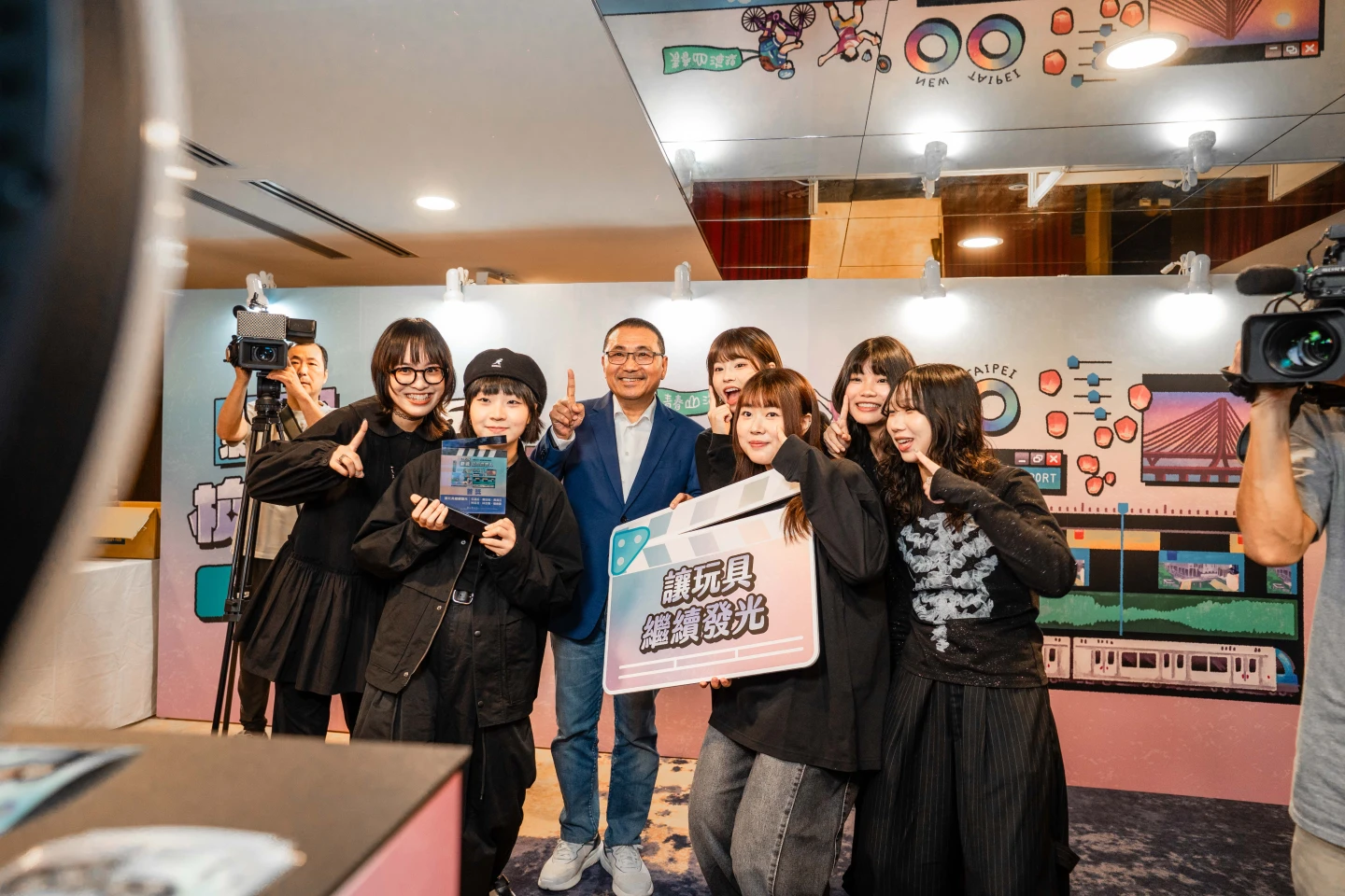 新北市長侯友宜與新北學子開心合影。新北市政府提供