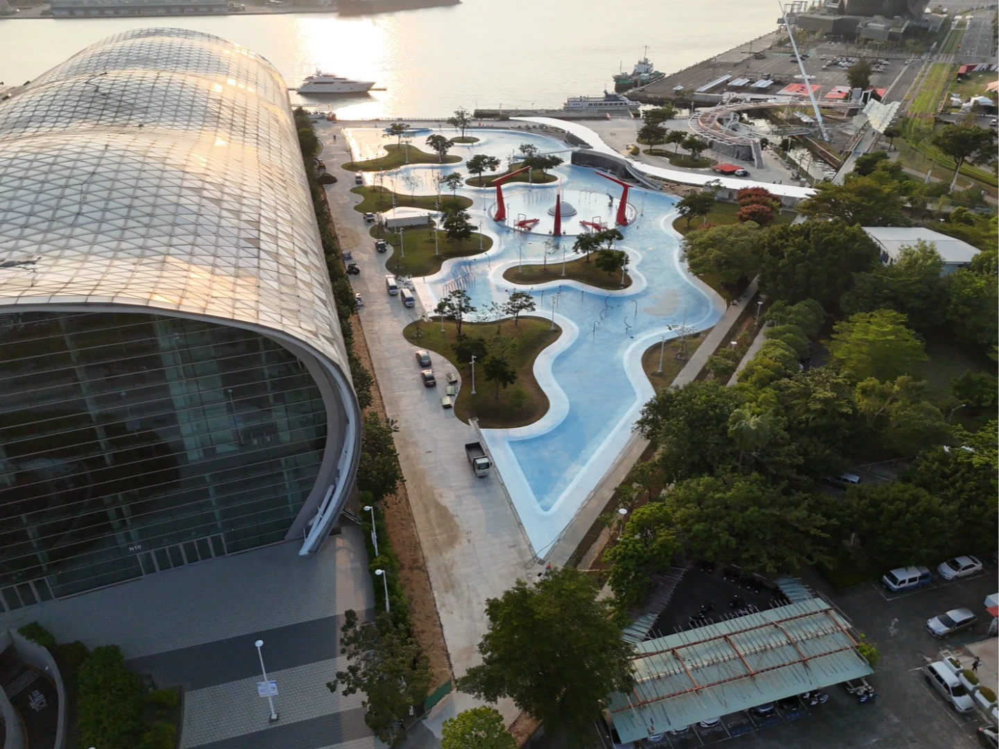 夕照下的星光水岸公園展現港灣之美。高市府提供