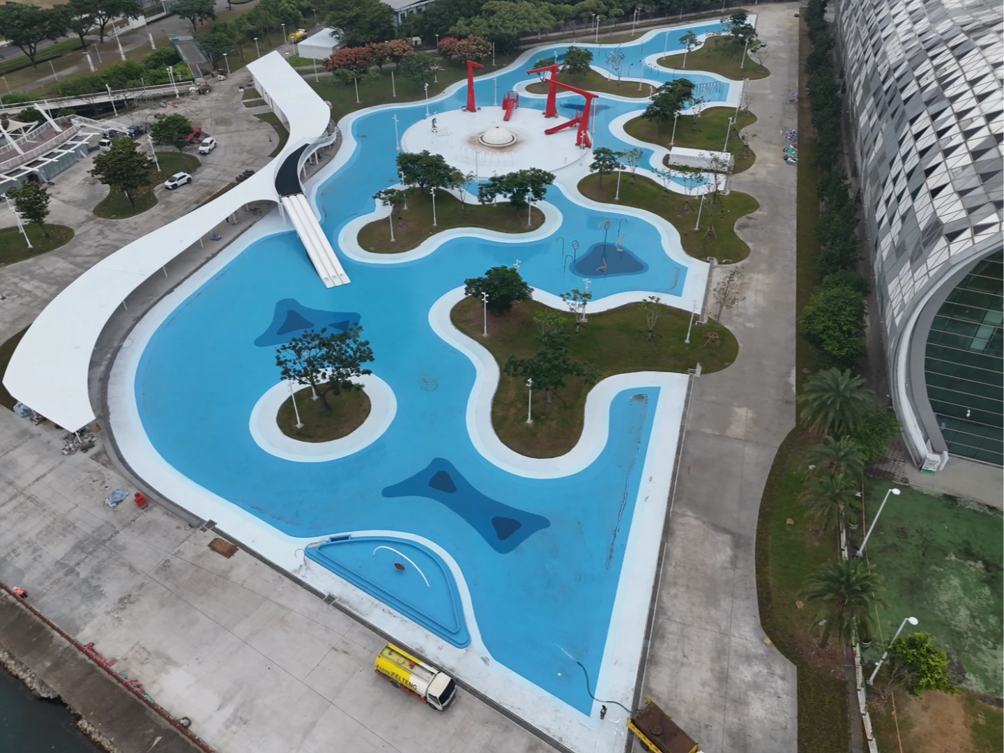 改造後的星光水岸公園採「水陸雙主題」開放設計,園區內設有多項水上遊具、滑水道與無邊際鞦韆拍照區等熱門設施。高市府提供
