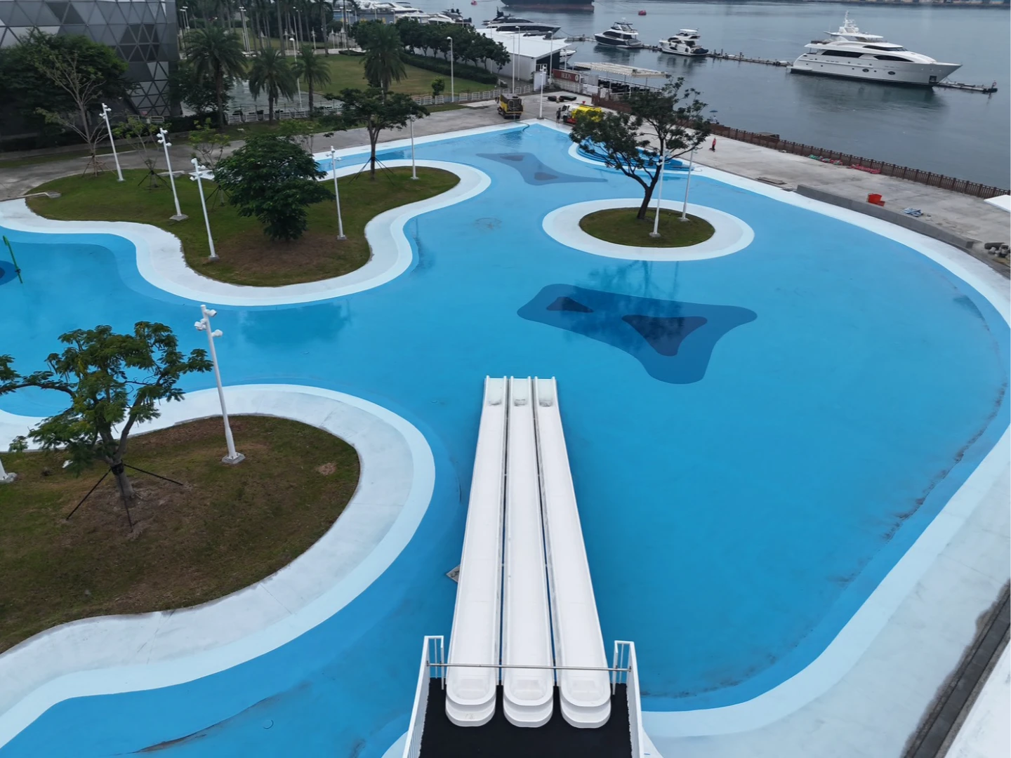 星光水岸公園設有多項水上遊具、滑水道等設施。高市府提供