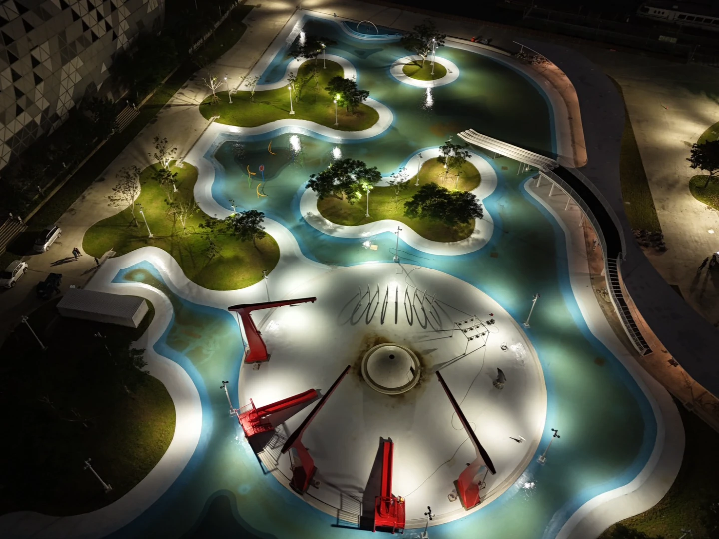 夜色下星光水岸公園光影璀璨。高市府提供