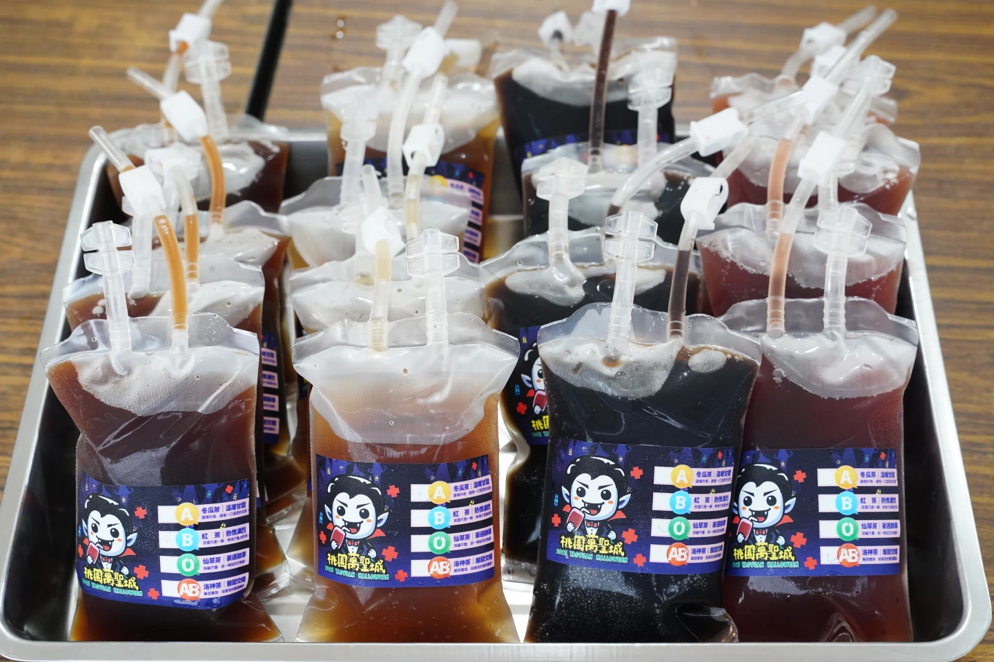 血袋造型飲料別具創意。桃園市政府提供