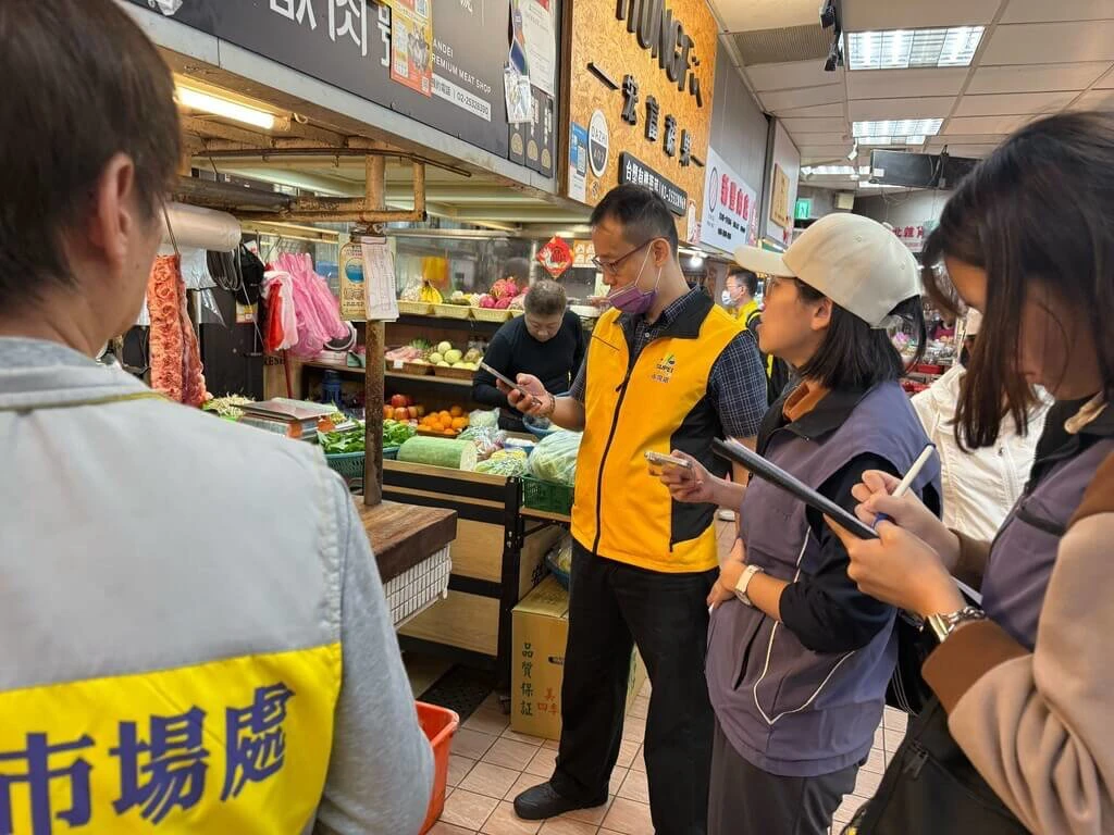 台北市市場處24日前往豬肉攤位稽查。台北市市場處提供