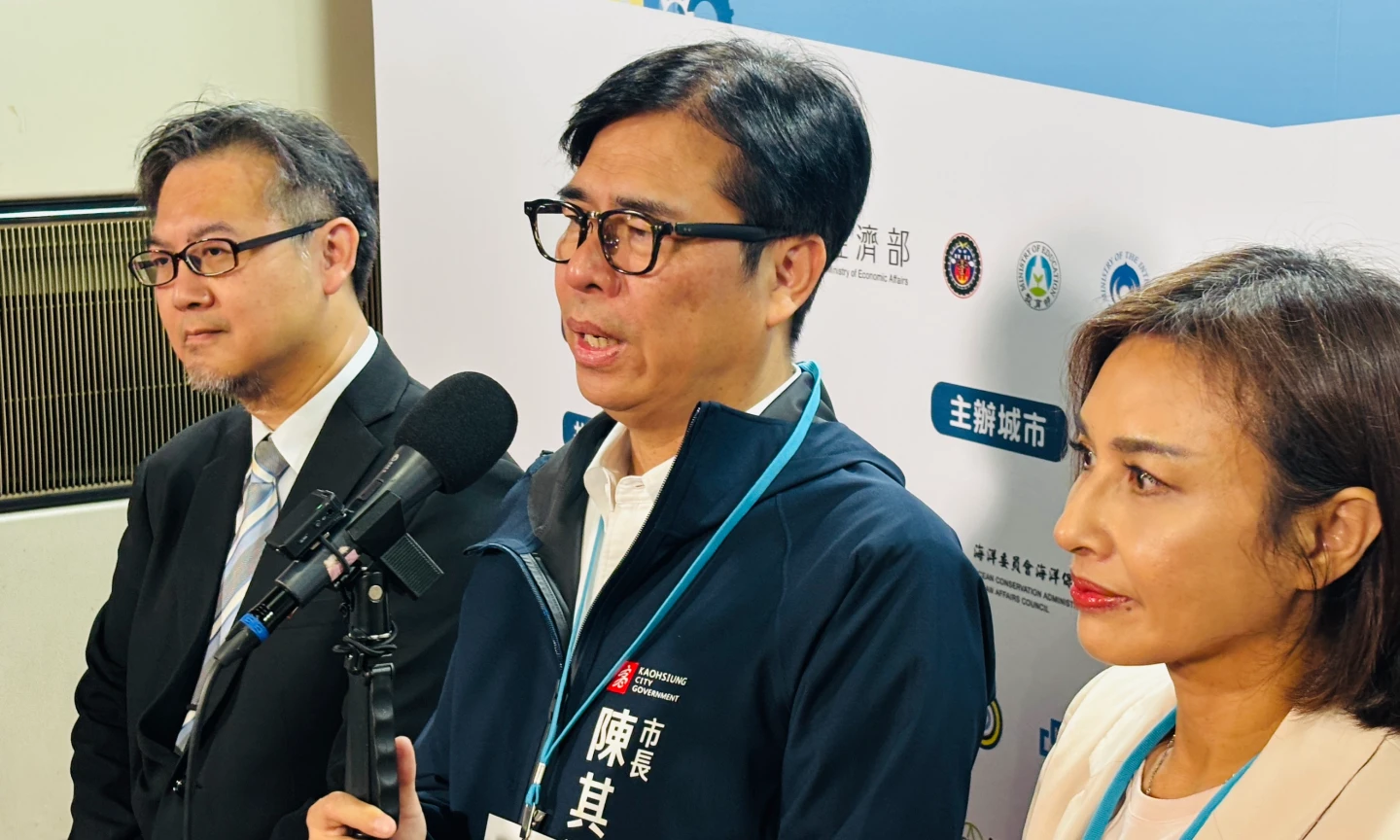 高雄市長陳其邁今天上午出席活動前接受媒體聯訪,他建議建議不要用廚餘養豬。民眾提供