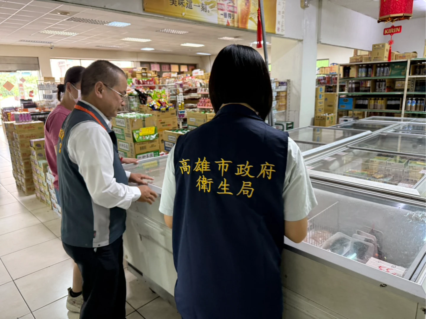 高市府衛生局及消保官今天兵分多路前往超市等販售通路,擴大執行豬肉產品源頭稽查,查察販售肉品來源,要求業者出示合法肉品來源相關單據。衛生局提供