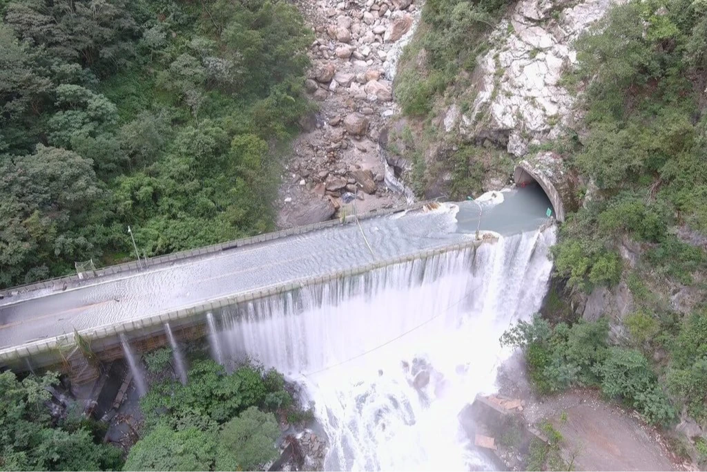 花蓮立霧溪燕子口堰塞湖水位穩定、壩體底部穩定滲流,溪水持續經台8線靳珩隧道西出口淹水路段及東出口至魯丹橋溢流,道路維持封閉。林業及自然保育署花蓮分署提供