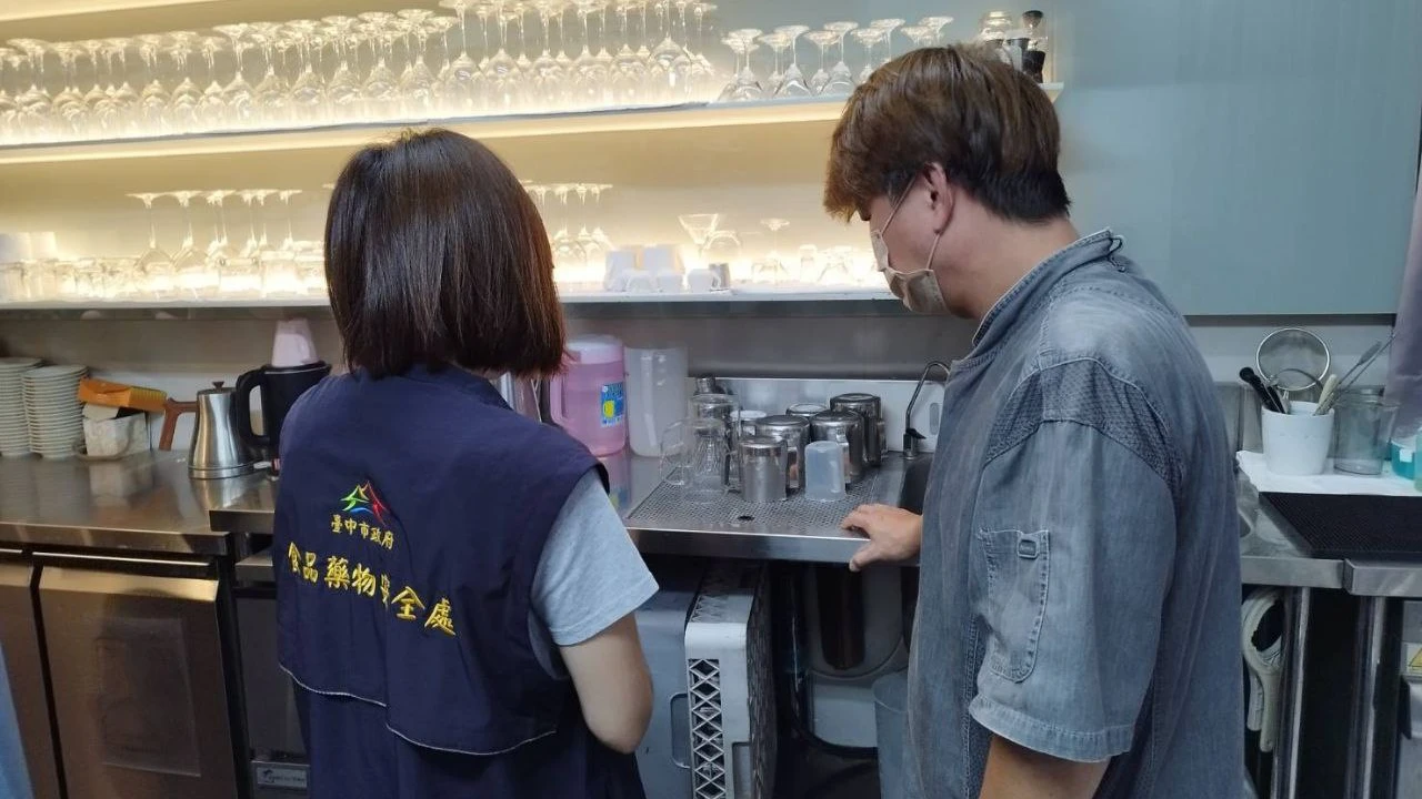 台中市西區一家知名法式餐廳,昨天發生10位顧客用餐後出現腹痛就醫,食安處人員上午立即前往稽查。中市府提供