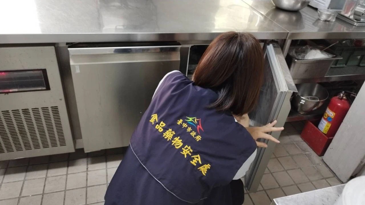 稽查人員同步採集食品與環境檢體送驗。中市府提供