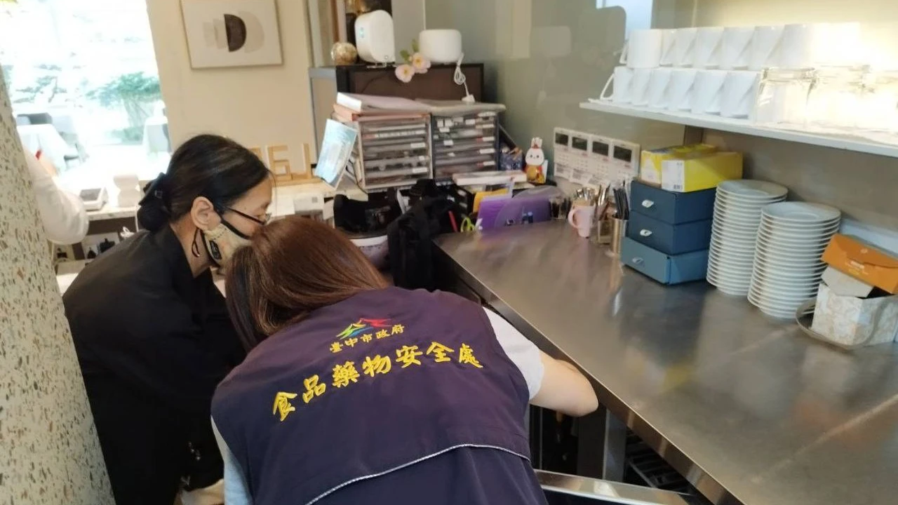 食安處人員到場稽查發現餐廳溫度紀錄未落實等缺失,已要求業者限期改善。中市府提供