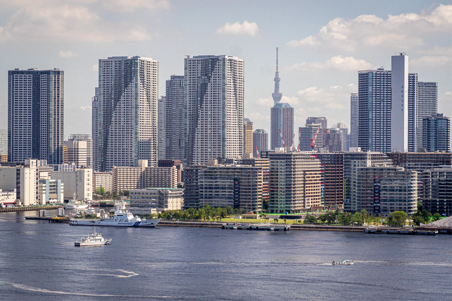位於東京灣水岸第1排的晴海FLAG,原是2020年東京奧運選手村,如今成為陸客炒樓和柬埔寨中國詐騙集團洗錢熱點。法新社