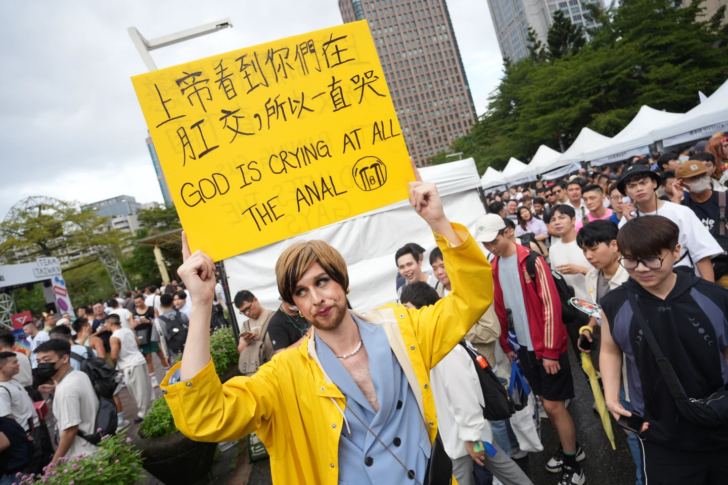 台灣同志遊行今天登場,有人在場表達不同意見。陳卓邦攝
