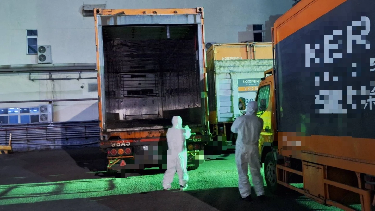 衛生局人員對大榮貨運車輛及廠區展開全面消毒。高市府提供